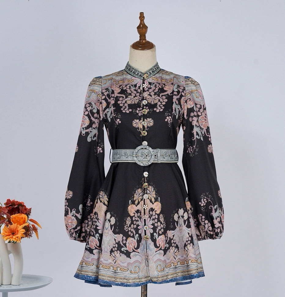 Vestido negro, con estampado, corto, manga larga