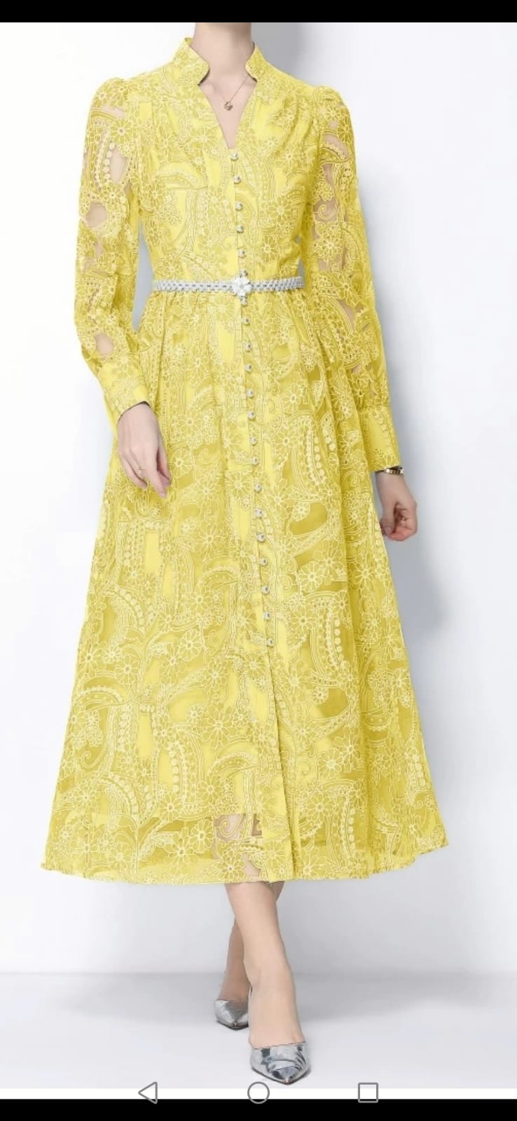 Vestido amarillo suave midi, cinturón perlas