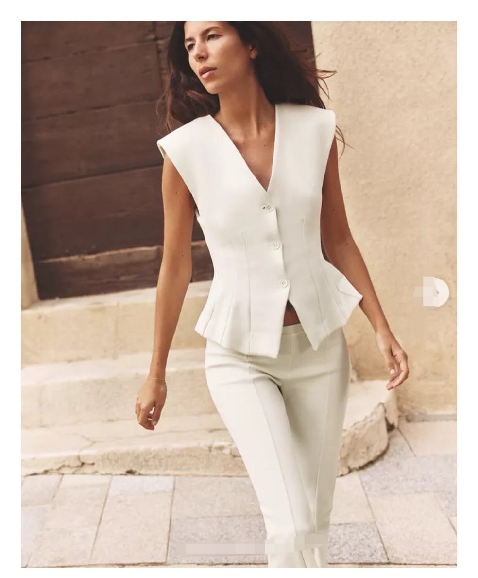 Conjunto chaleco y pantalón beige