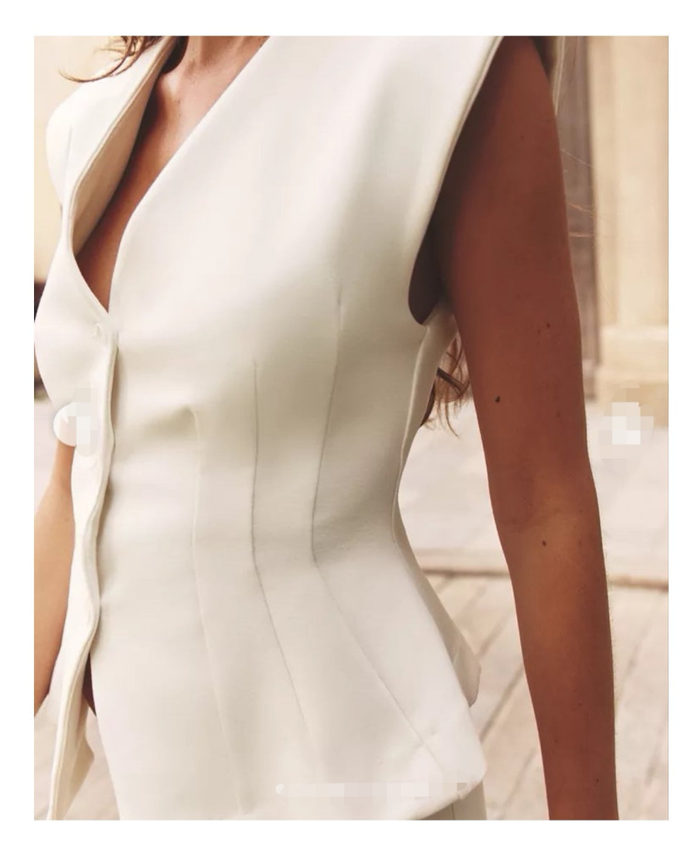 Conjunto chaleco y pantalón beige