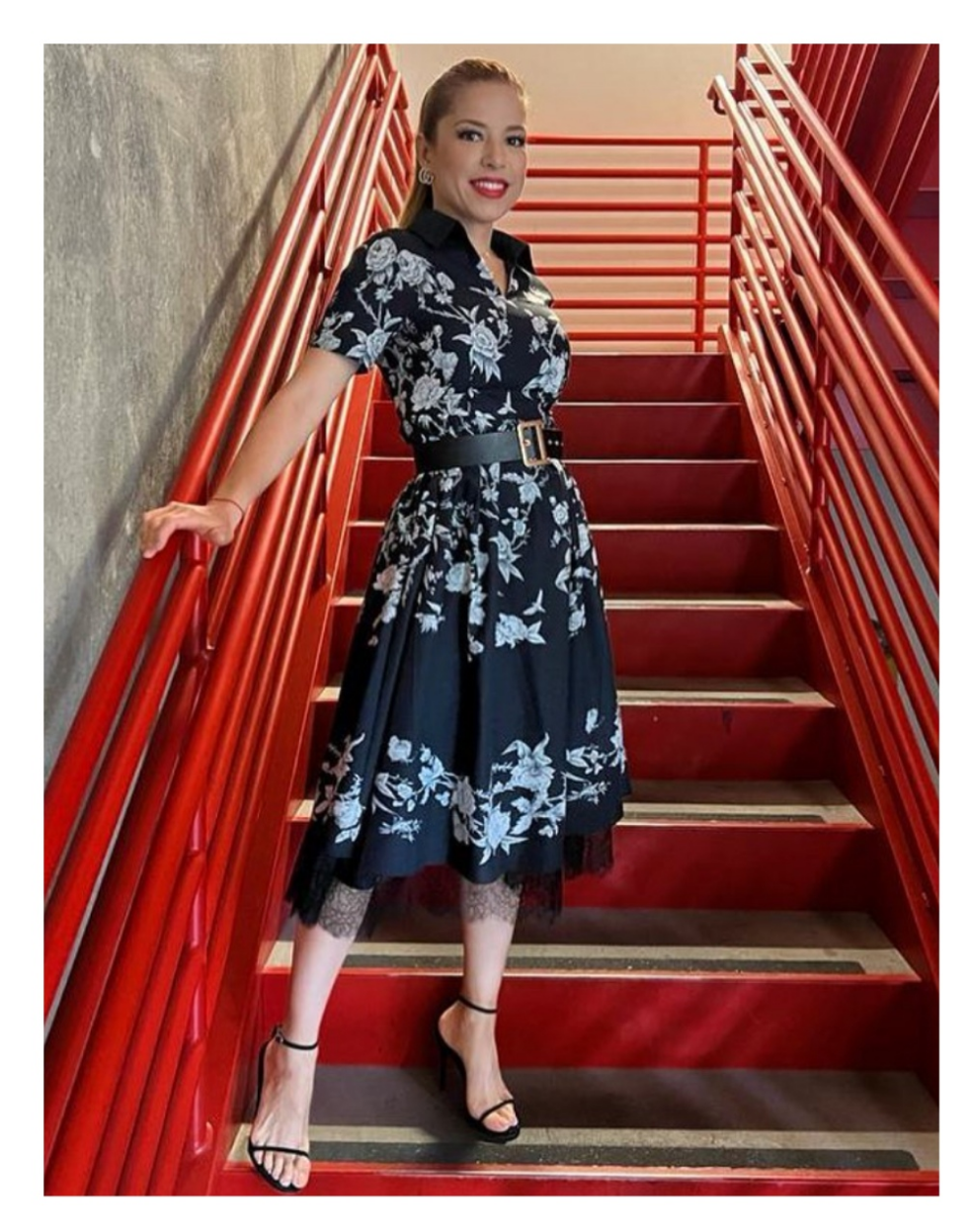 Vestido negro con flores blancas midi