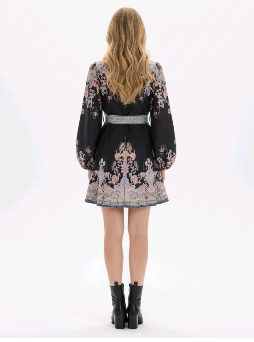 Vestido negro, con estampado, corto, manga larga