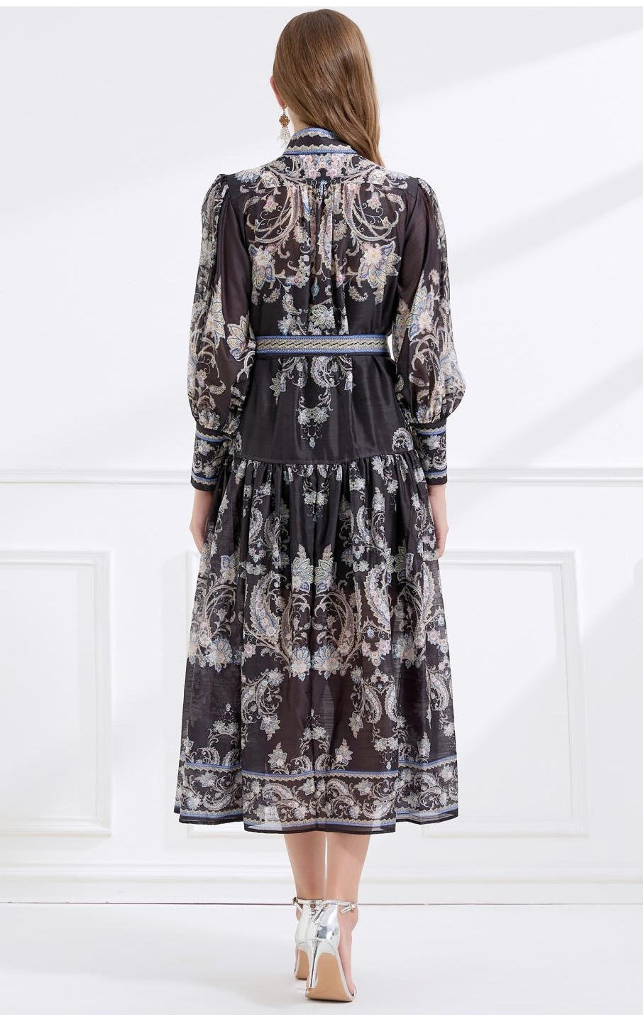 Vestido negro con azul marino midi