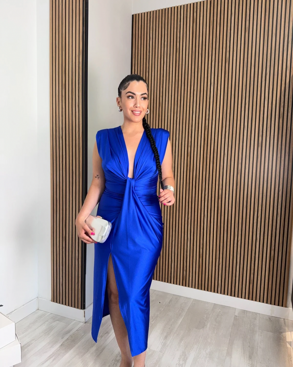 Vestido azul eléctrico midi escote en V